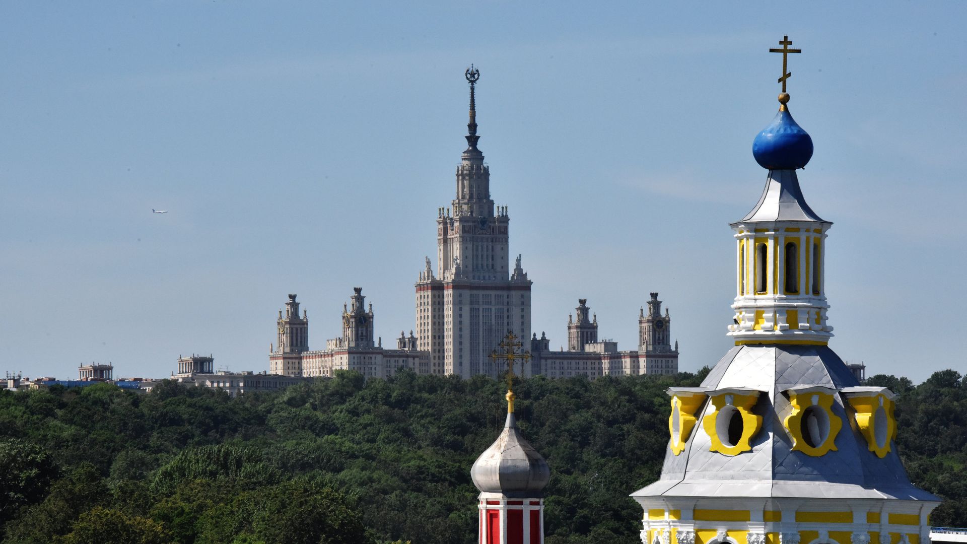 Высотное здание МГУ имени Ломоносова и купола Андреевского ставропигиального мужского монастыря Высотное здание МГУ имени Ломоносова и купола Андреевского ставропигиального мужского монастыря - РИА Новости, 1920, 01.02.2022