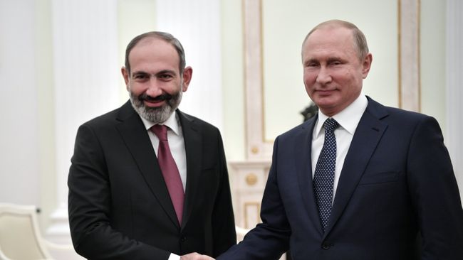 Владимир Путин и премьер-министр Армении Никол Пашинян во время встречи