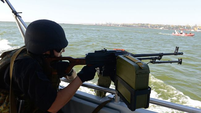 Украинский военнослужащий во время патрулирования Азовского моря. Архивное фото Украинский военнослужащий во время патрулирования Азовского моря. Архивное фото