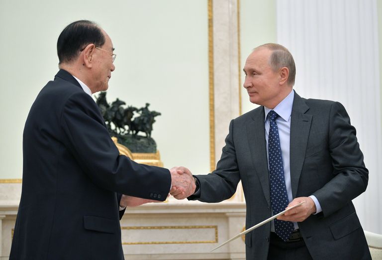Президент РФ Владимир Путин и председатель президиума верховного народного собрания КНДР Ким Ен Нам во время встречи. 14 июня 2018 Президент РФ Владимир Путин и председатель президиума верховного народного собрания КНДР Ким Ен Нам во время встречи. 14 июня 2018