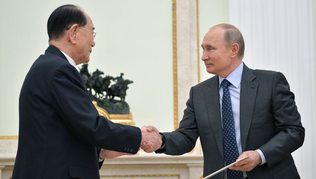 Президент РФ Владимир Путин и председатель президиума верховного народного собрания КНДР Ким Ен Нам во время встречи. 14 июня 2018