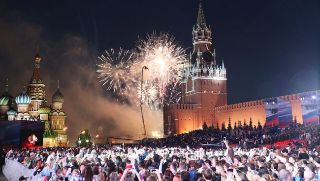 Салют по случаю празднования Дня России на Красной площади. Архивное фото Салют по случаю празднования Дня России на Красной площади. Архивное фото
