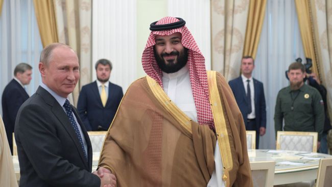 Владимир Путин и наследный принц Саудовской Аравии Мухаммед ибн Салман Аль Сауд во время встречи. Архивное фото Владимир Путин и наследный принц Саудовской Аравии Мухаммед ибн Салман Аль Сауд во время встречи. Архивное фото