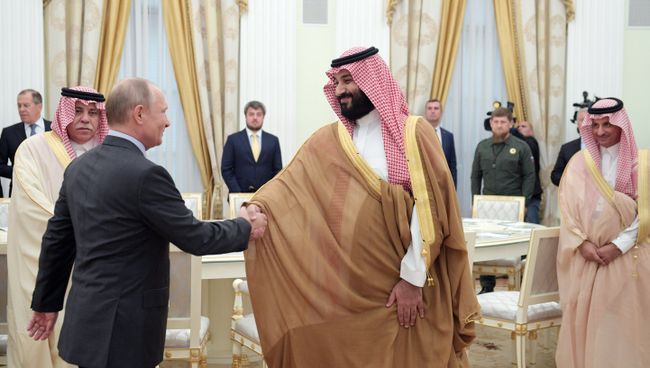 Владимир Путин и наследный принц Саудовской Аравии Мухаммед ибн Салман Аль Сауд во время встречи. 14 июня 2018 Владимир Путин и наследный принц Саудовской Аравии Мухаммед ибн Салман Аль Сауд во время встречи. 14 июня 2018