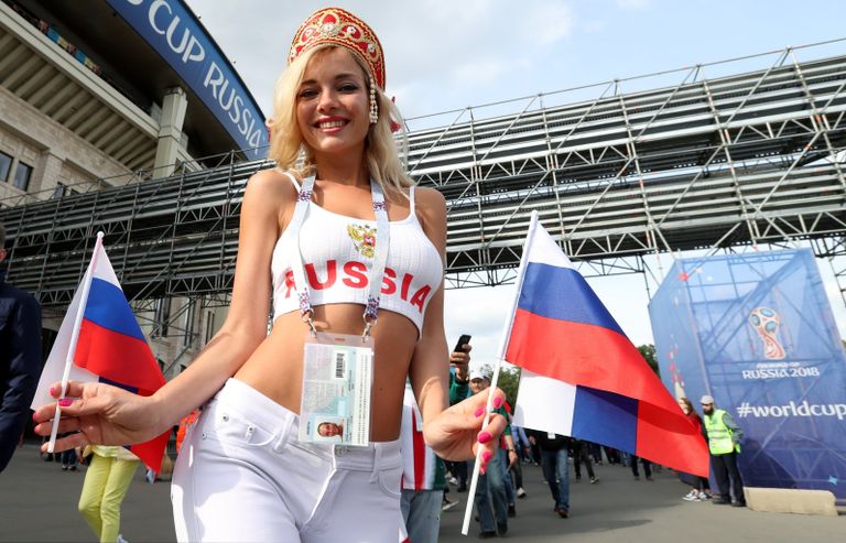 Болельщица сборной России перед матчем группового этапа чемпионата мира по футболу между сборными России и Саудовской Аравии Болельщица сборной России перед матчем группового этапа чемпионата мира по футболу между сборными России и Саудовской Аравии