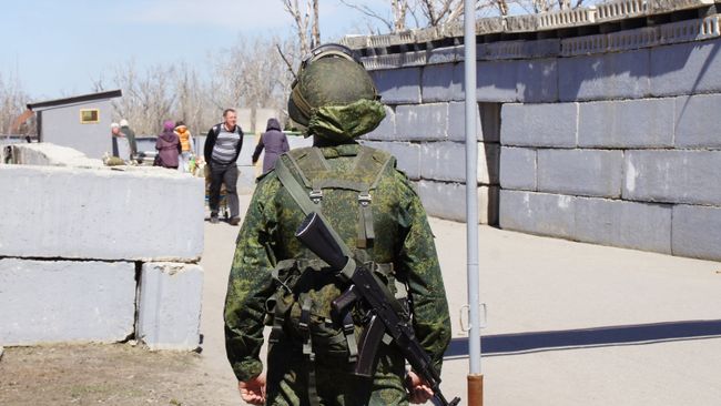 Военнослужащий на КПП Станица Луганская. Архивное фото Военнослужащий на КПП Станица Луганская. Архивное фото