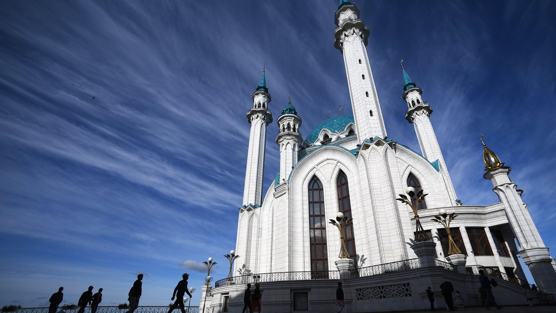 Мусульмане перед намазом в день праздника Ураза-байрам у мечети Кул-Шариф в Казани. 15 июня 2018 - РИА Новости, 1920, 03.12.2020