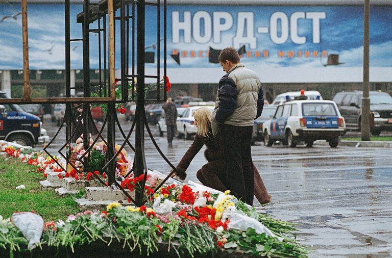 Москвичи и гости столицы приносят цветы и свечи к зданию Театрального центра на Дубровке в память о погибших людях во время террористического акта на представлении мюзикла Норд-Ост.