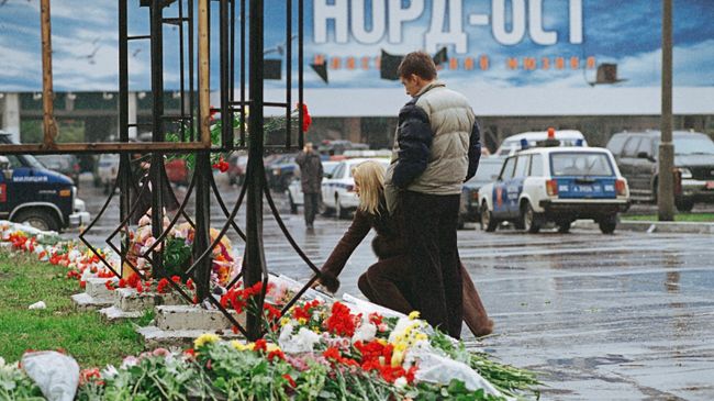 Москвичи и гости столицы приносят цветы и свечи к зданию Театрального центра на Дубровке в память о погибших людях во время террористического акта на представлении мюзикла Норд-Ост.