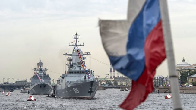 Сторожевой корабль Адмирал Макаров и корвет Стойкий (слева направо) в акватории Невы в преддверии парада в честь Дня ВМФ. Архивное фото