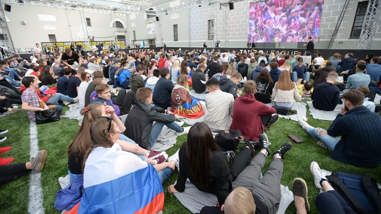 Трансляция матча открытия Чемпионата мира по футболу во дворе Музея Москвы Трансляция матча открытия Чемпионата мира по футболу во дворе Музея Москвы
