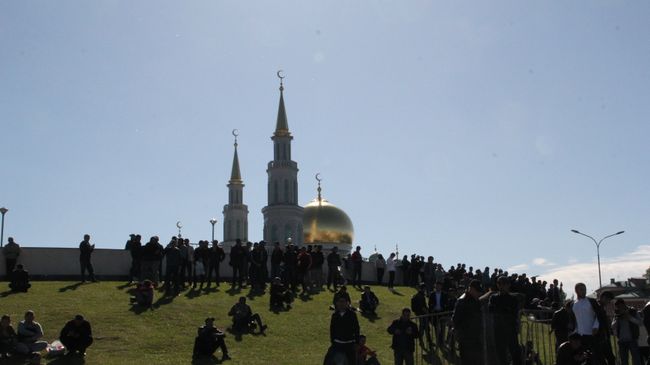 Верующие у Московской соборной мечети на праздновании Ураза-байрама 15 июня 2018 Верующие у Московской соборной мечети на праздновании Ураза-байрама 15 июня 2018