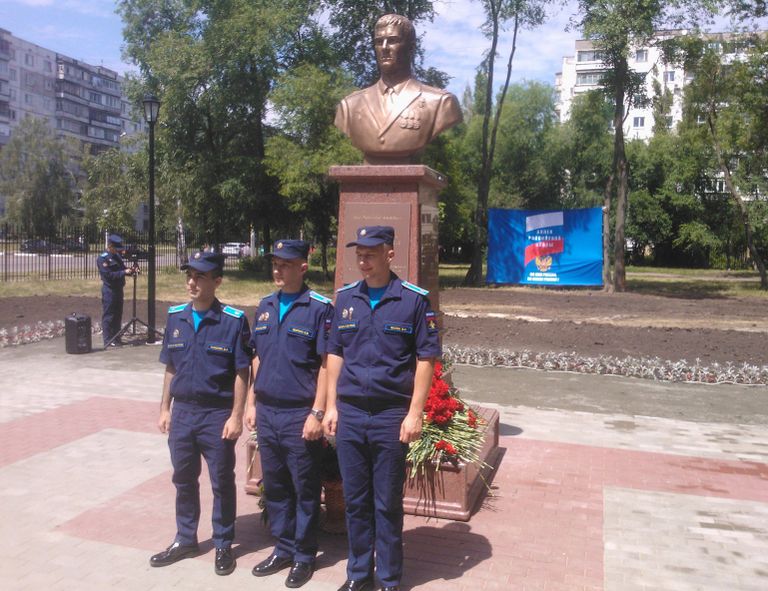 Курсанты военно-воздушной академии фотографируются на фоне бюста летчику Роману Филипову в Воронеже