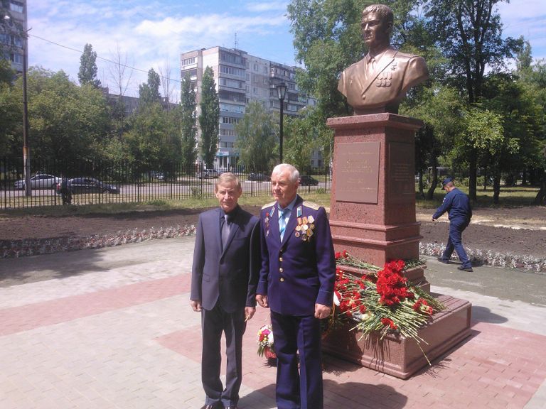 Отец летчика Романа Филипова Николай Серафимович(слева) на открытии бюста сыну в Воронеже Отец летчика Романа Филипова Николай Серафимович(слева) на открытии бюста сыну в Воронеже
