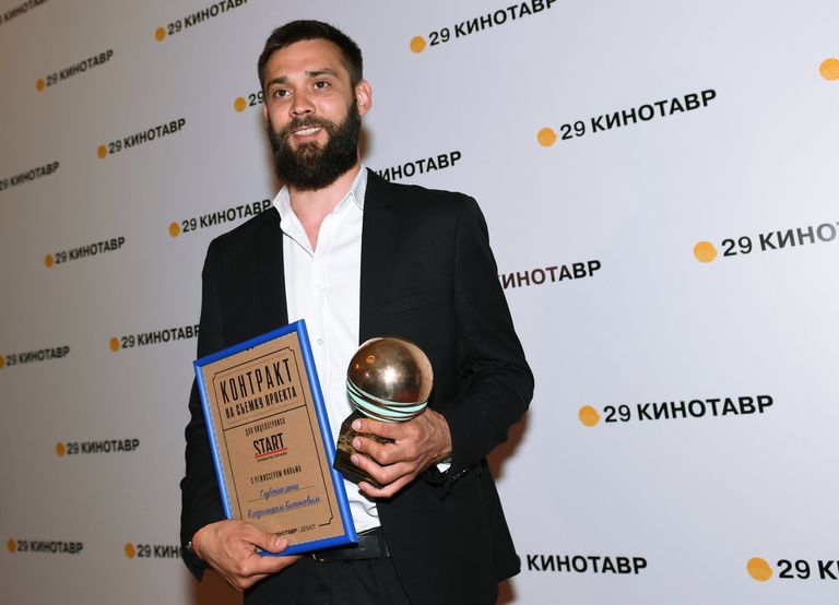 Режиссер Владимир Битоков, получивший приз конкурса Кинотавр. Дебют, на церемонии закрытия 29-го российского фестиваля Кинотавр в Сочи Режиссер Владимир Битоков, получивший приз конкурса Кинотавр. Дебют, на церемонии закрытия 29-го российского фестиваля Кинотавр в Сочи