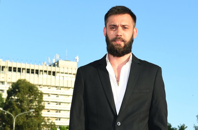 Режиссер Владимир Битоков на красной дорожке перед торжественной церемонией закрытия 29-го российского фестиваля Кинотавр в Сочи Режиссер Владимир Битоков на красной дорожке перед торжественной церемонией закрытия 29-го российского фестиваля Кинотавр в Сочи