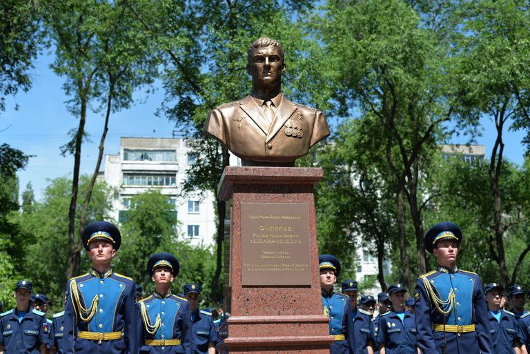 Церемония открытия памятного бюста погибшему в Сирии летчику Роману Филипову у школы №85 в Воронеже, в которой он учился. 15 июня 2018 Церемония открытия памятного бюста погибшему в Сирии летчику Роману Филипову у школы №85 в Воронеже, в которой он учился. 15 июня 2018