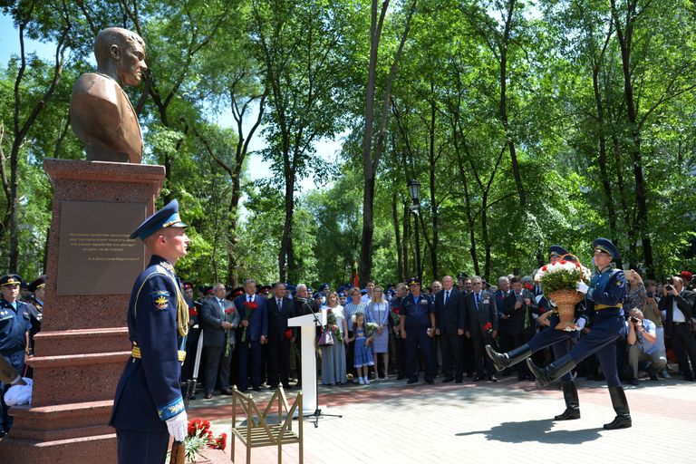 Возложение цветов на церемонии открытия памятного бюста погибшему в Сирии летчику Роману Филипову у школы №85 в Воронеже, в которой он учился. 15 июня 2018 Возложение цветов на церемонии открытия памятного бюста погибшему в Сирии летчику Роману Филипову у школы №85 в Воронеже, в которой он учился. 15 июня 2018