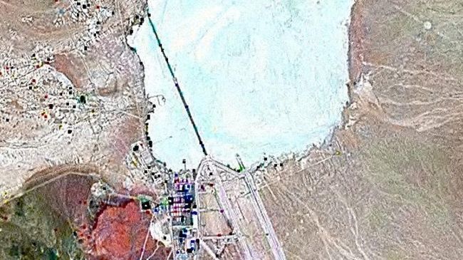 Спутниковый снимок военной базы Зона 51 в американском штате Невада Спутниковый снимок военной базы Зона 51 в американском штате Невада