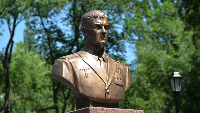 Памятный бюст погибшему в Сирии летчику Роману Филипову у школы №85 в Воронеже, в которой он учился