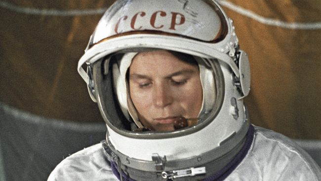 Космонавт Валентина Терешкова в Звездном городке во время подготовки к полету Космонавт Валентина Терешкова в Звездном городке во время подготовки к полету