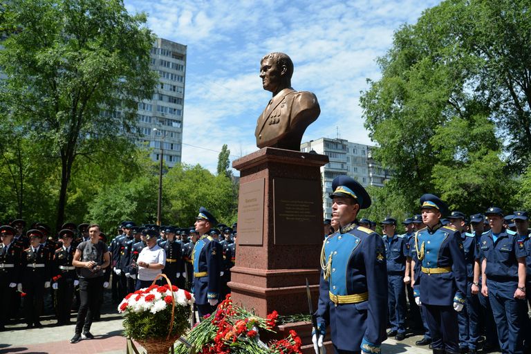 Церемония открытия памятного бюста погибшему в Сирии летчику Роману Филипову у школы №85 в Воронеже, в которой он учился. 15 июня 2018 Церемония открытия памятного бюста погибшему в Сирии летчику Роману Филипову у школы №85 в Воронеже, в которой он учился. 15 июня 2018