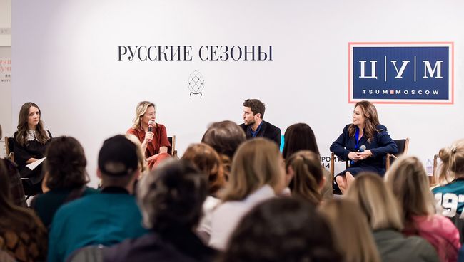 В московском в ЦУМе проходит выставка молодых русских дизайнеров В московском в ЦУМе проходит выставка молодых русских дизайнеров