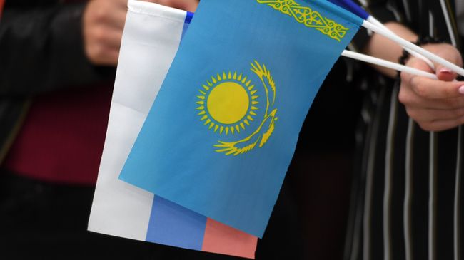 Флаги Казахстана и России Флаги Казахстана и России