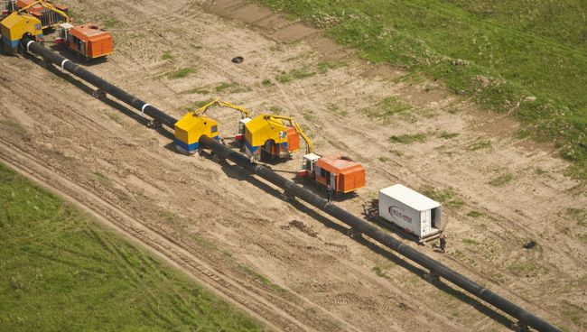 Сварка трубы во время строительства газопровода. Архивное фото