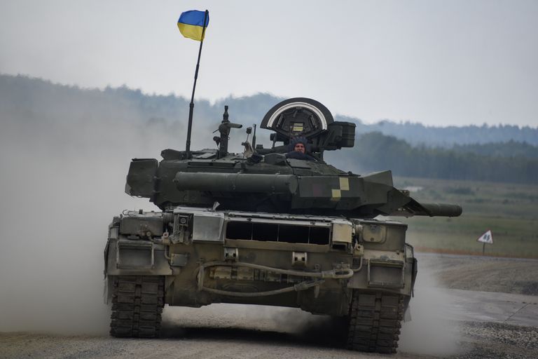 Украинские военные из 14-й волынской механизированной бригады ВСУ на танке Т-84 во время соревнований Strong Europe Tank Challenge в городе Графенвер, Германия. 6 июня 2018