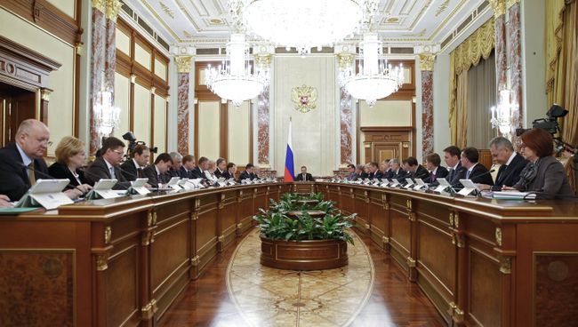 Председатель правительства РФ Дмитрий Медведев проводит совещание с членами кабинета министров РФ по вопросам изменения в пенсионной и налоговой системах. 14 июня 2018 Председатель правительства РФ Дмитрий Медведев проводит совещание с членами кабинета министров РФ по вопросам изменения в пенсионной и налоговой системах. 14 июня 2018