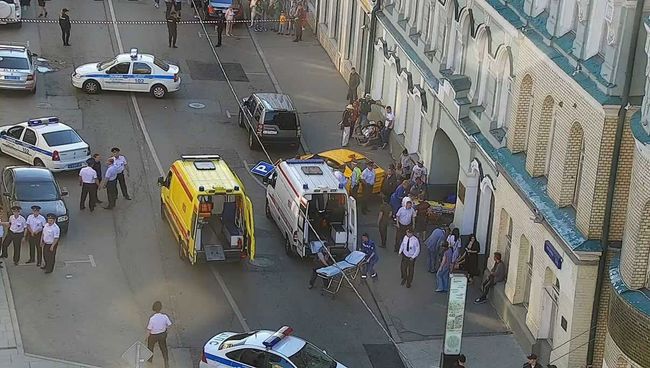 На месте наезда такси на пешеходов на улице Ильинка в Москве. 16 июня 2018 На месте наезда такси на пешеходов на улице Ильинка в Москве. 16 июня 2018