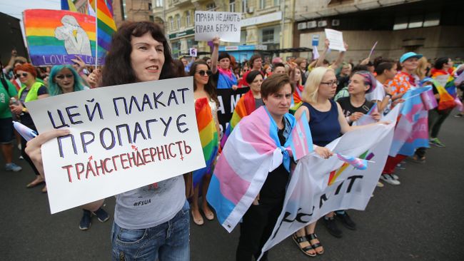 Участники Марша равенства в поддержку ЛГБТ сообщества в Киеве. 17 июня 2018 Участники Марша равенства в поддержку ЛГБТ сообщества в Киеве. 17 июня 2018
