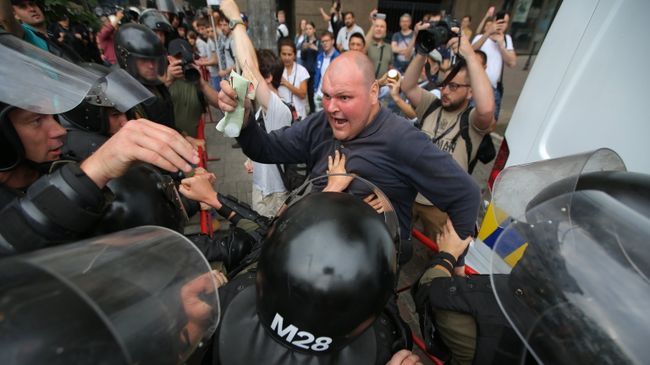 Сотрудники полиции и противники Марша равенства в поддержку ЛГБТ сообщества в Киеве