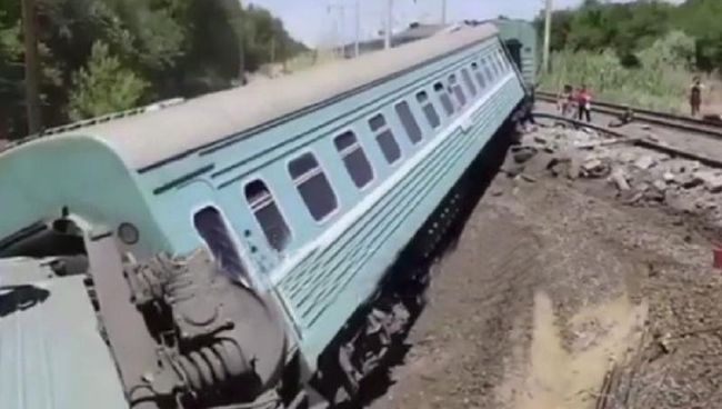 На месте схода вагонов пассажирского поезда в Жамбылской области Казахстана. 17 июня 2018 На месте схода вагонов пассажирского поезда в Жамбылской области Казахстана. 17 июня 2018