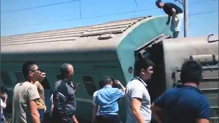 Пассажирский поезд сошел с рельсов в Казахстане. Съемка с места ЧП Пассажирский поезд сошел с рельсов в Казахстане. Съемка с места ЧП