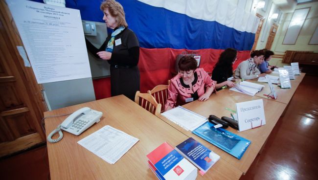 Члены комиссии готовятся к выборам губернатора Московской области на избирательном участке в городе Серпухов. Архивное фото Члены комиссии готовятся к выборам губернатора Московской области на избирательном участке в городе Серпухов. Архивное фото