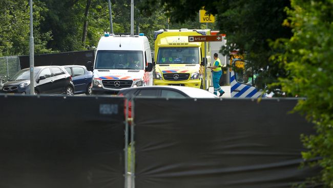 Автомобили скорой помощи после наезда фургона на людей на фестивале Pinkpop в Нидерландах. 18 июня 2018 Автомобили скорой помощи после наезда фургона на людей на фестивале Pinkpop в Нидерландах. 18 июня 2018