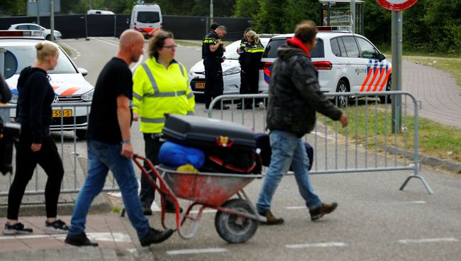 Полицейские на месте наезда фургона на людей на фестивале Pinkpop в Нидерландах. 18 июня 2018 Полицейские на месте наезда фургона на людей на фестивале Pinkpop в Нидерландах. 18 июня 2018