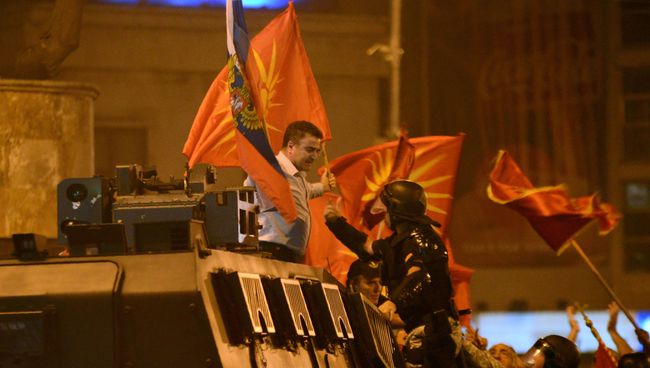 Участник митинга с флагами России и Македонии против изменения названия страны в Македонии. 17 июня 2018 Участник митинга с флагами России и Македонии против изменения названия страны в Македонии. 17 июня 2018