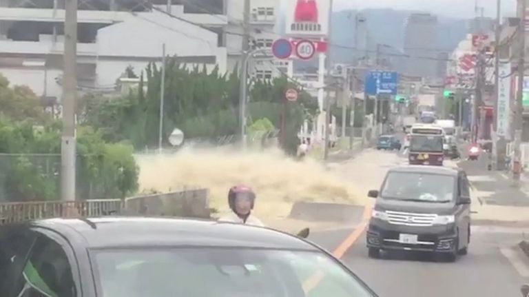 Землетрясение в Японии: танцующие столбы и фонтаны воды из-под асфальта