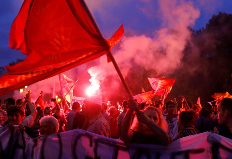 Участники митинга против изменения названия страны перед зданием парламента в Скопье, Македония. 13 июня 2018 