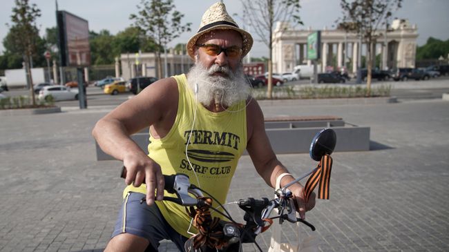 Мужчина на велосипеде в центре Москвы