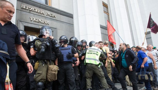 Столкновения митингующих с полицией у здания Рады Украины в Киеве. 19 июня 2018 Столкновения митингующих с полицией у здания Рады Украины в Киеве. 19 июня 2018