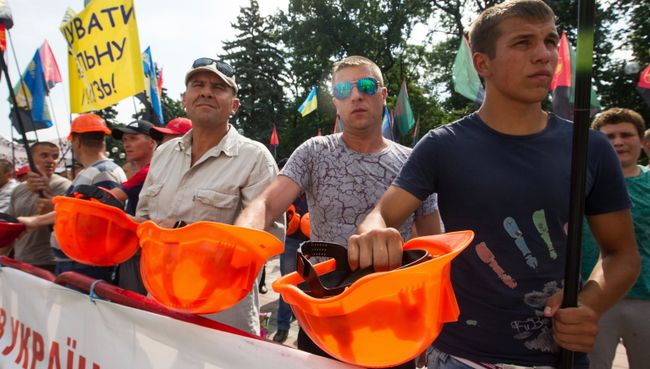 Шахтеры на акции протеста у здания Рады Украины в Киеве. Архивное фото Шахтеры на акции протеста у здания Рады Украины в Киеве. Архивное фото