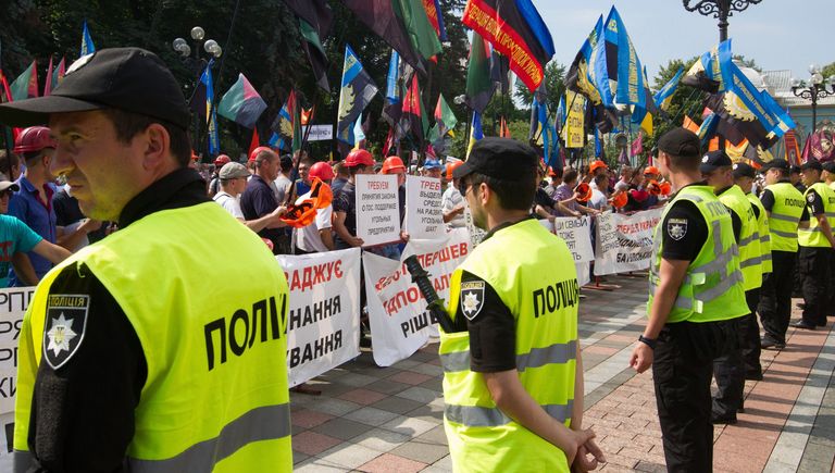 Шахтеры на акции протеста у здания Рады Украины в Киеве. Митингующие протестуют против постоянных задержек зарплат и требуют увеличения заработной платы Шахтеры на акции протеста у здания Рады Украины в Киеве. Митингующие протестуют против постоянных задержек зарплат и требуют увеличения заработной платы