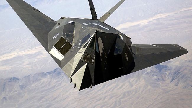 Американский бомбардировщик-невидимка F-117 Американский бомбардировщик-невидимка F-117