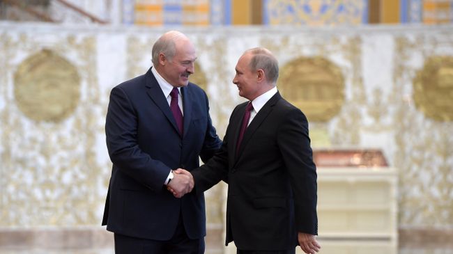 Президент РФ Владимир Путин и президент Белоруссии Александр Лукашенко во время встречи в Минске. 19 июня 2018 Президент РФ Владимир Путин и президент Белоруссии Александр Лукашенко во время встречи в Минске. 19 июня 2018