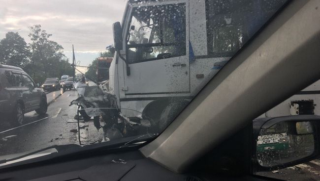 На месте столкновения микроавтобуса с двумя легковушками в Санкт-Петербурге. 19 июня 2018 На месте столкновения микроавтобуса с двумя легковушками в Санкт-Петербурге. 19 июня 2018