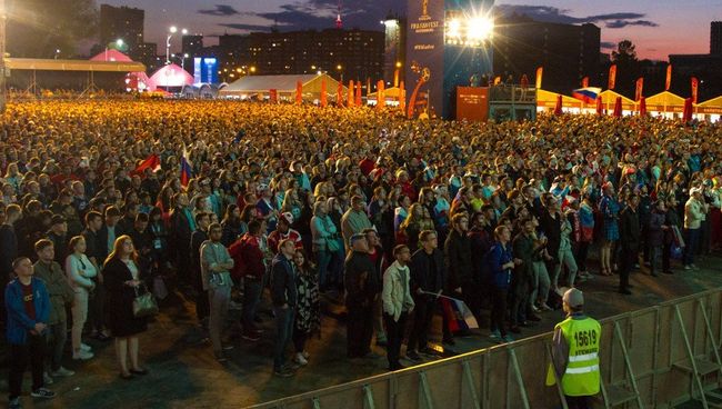 Фан-зона в Екатеринбурге на матче Россия - Египет. Архивное фото